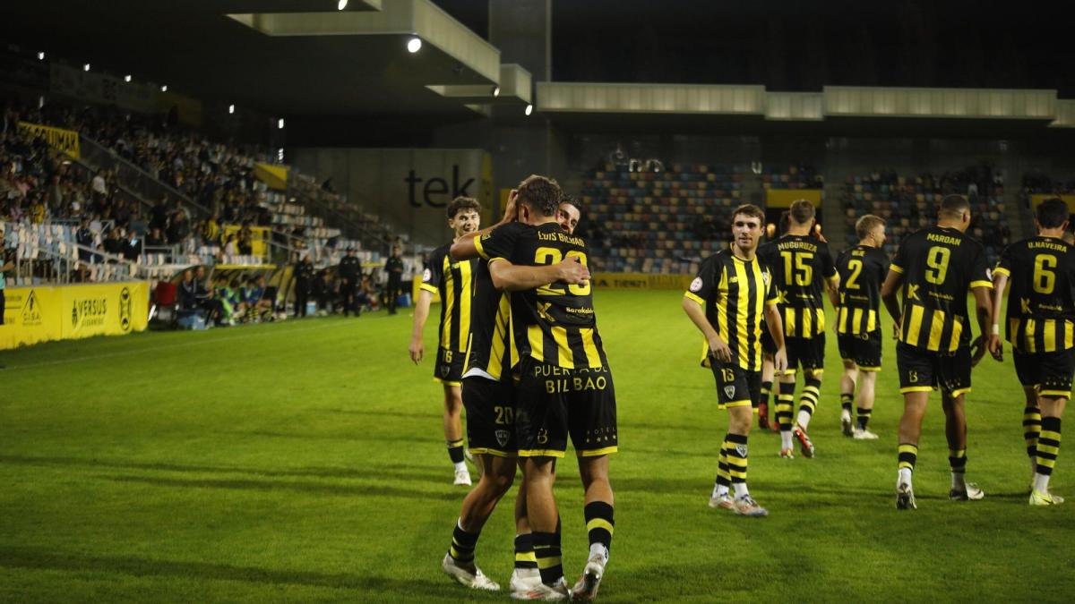 Jugadores del Barakaldo Cf festejan uno de los goles marcados ayer al Tarazona. / MARKEL FERNÁNDEZ