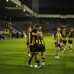 Jugadores del Barakaldo Cf festejan uno de los goles marcados ayer al Tarazona. / MARKEL FERNÁNDEZ