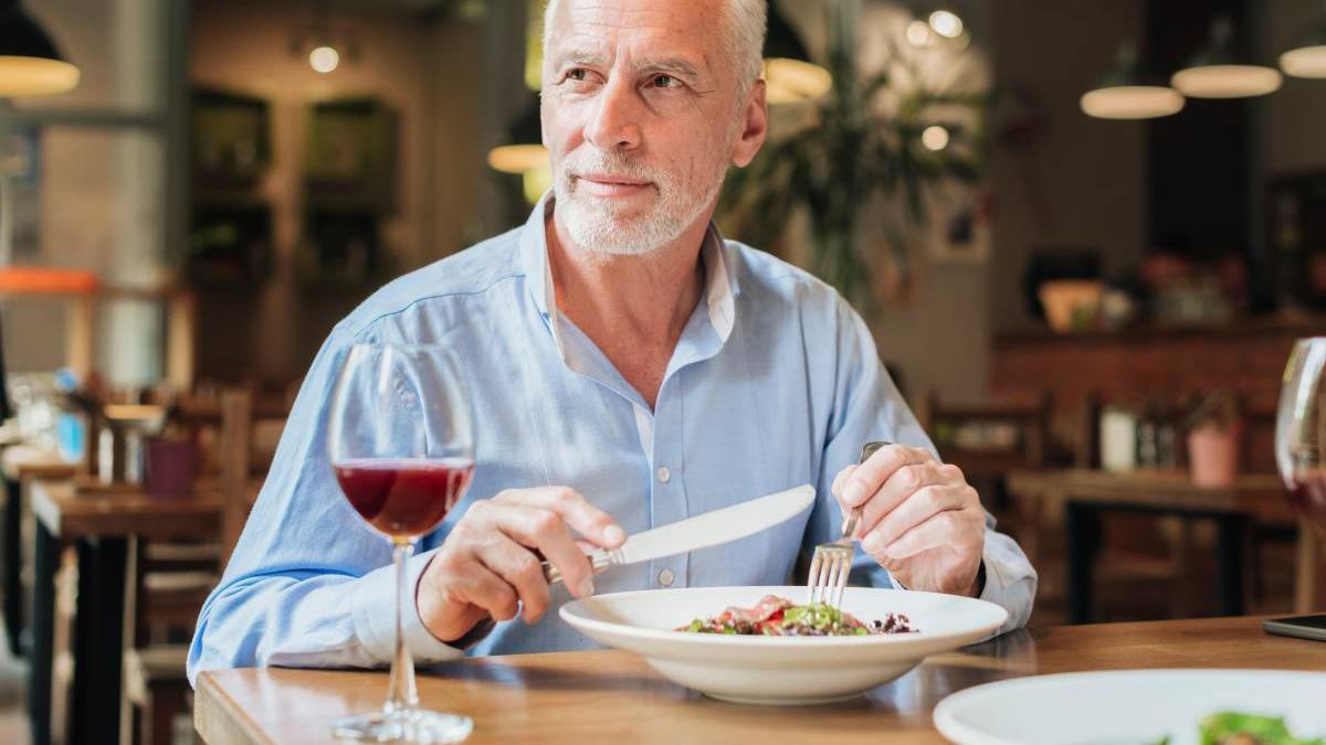 Señor come en un restaurante.