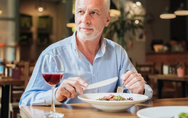 Señor come en un restaurante.