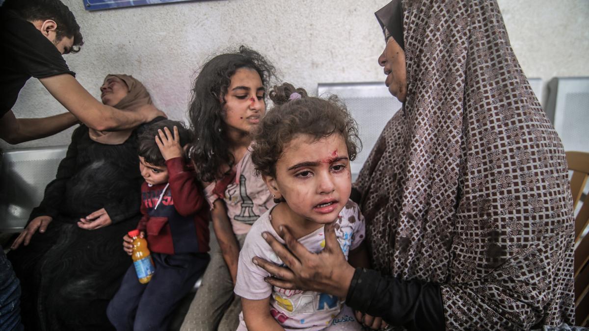 Una familia, a la espera de recibir asistencia médica en la Franja de Gaza.