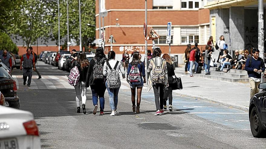 Un estudio de la OCDE refleja que uno de cada cuatro jóvenes solo tiene la Educación Secundaria Obligatoria. | FOTO: E.P.