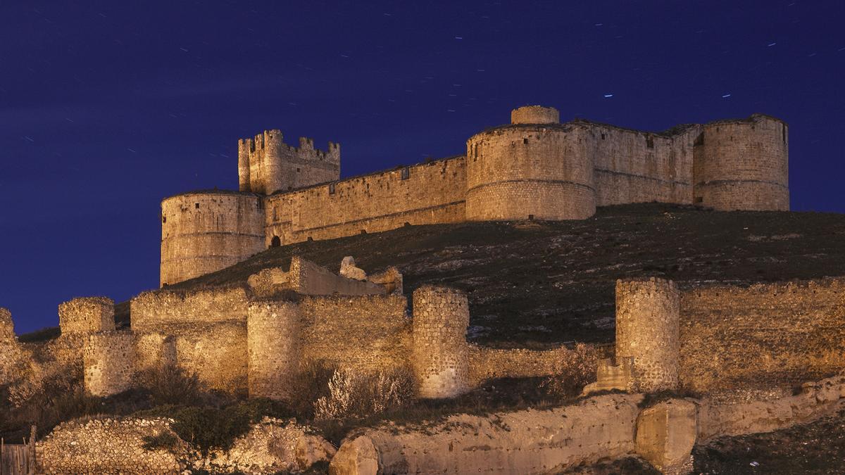 Vista nocturna del castillo de Berlanga de Duero.