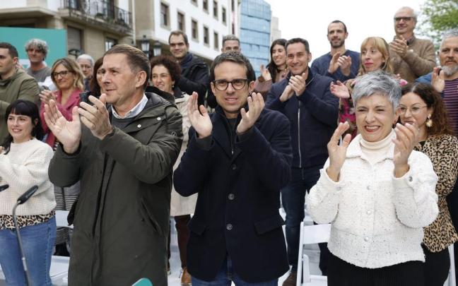 Arnaldo Otegi y Pello Otxandiano, ayer en Santurtzi. / Miguel Toña Arnaldo Otegi y Pello Otxandiano, ayer en Santurtzi.