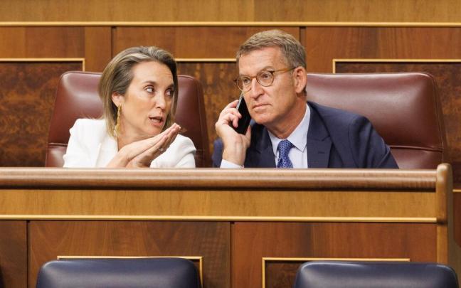 El presidente del Partido Popular, Alberto Núñez Feijóo, y la secretaria general del Partido Popular, Cuca Gamarra, durante la Sesión Constitutiva de la XV Legislatura en el Congreso de los Diputados