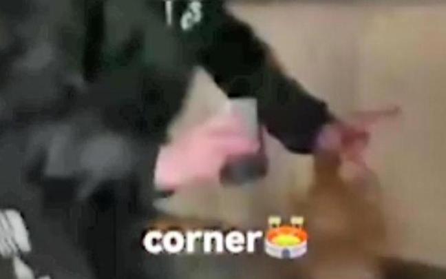 Investigan a dos jóvenes por utilizar una gallina como balón de fútbol en La Rioja Investigan a dos jóvenes por utilizar una gallina como balón de fútbol en La Rioja