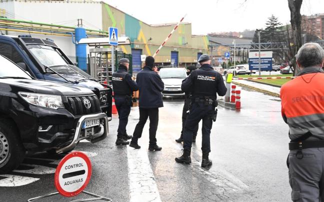 Agentes de la Policía Nacional a las afueras de la sede de Sidenor
