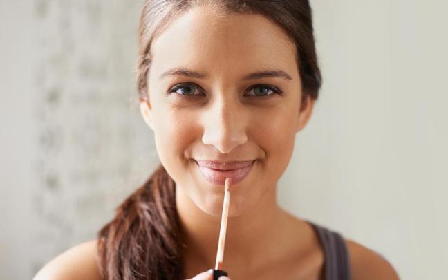 Una mujer joven luce un maquillaje muy natural.