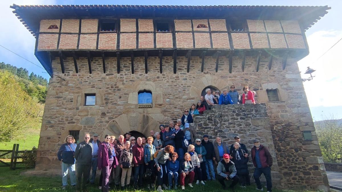 El grupo de visitantes en su parada en la Torre Aranguren de Orozko