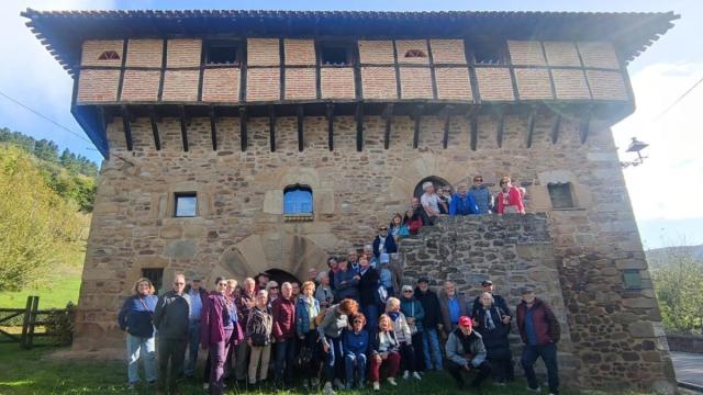 El grupo de visitantes en su parada en la Torre Aranguren de Orozko