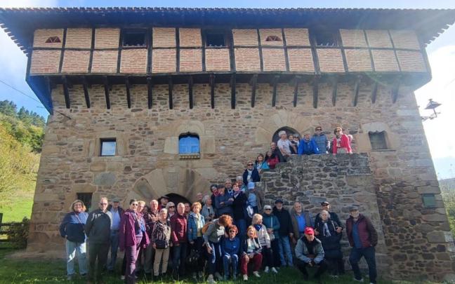 El grupo de visitantes en su parada en la Torre Aranguren de Orozko