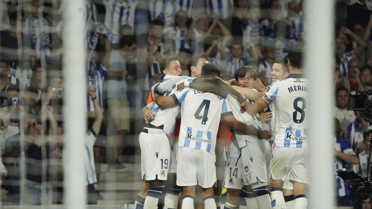 Los realistas celebran uno de los goles en el derbi contra el Athletic. / RUBEN PLAZA
