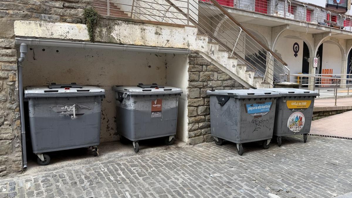 Estado de los contenedores de Getaria este martes.