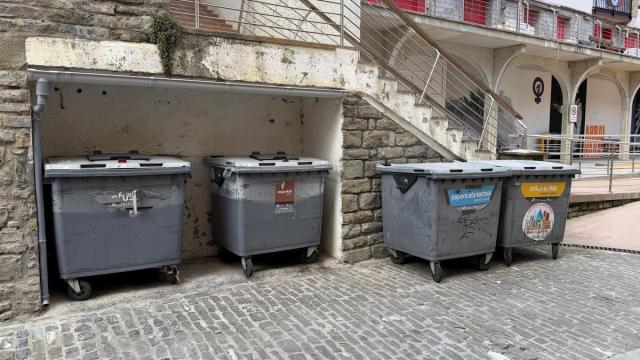 Estado de los contenedores de Getaria este martes.