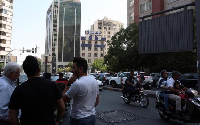 Varias personas observan los destrozos causados por un ataque israelí en un edificio de Teherán. / EFE Varias personas observan los destrozos causados por un ataque israelí en un edificio de Teherán.
