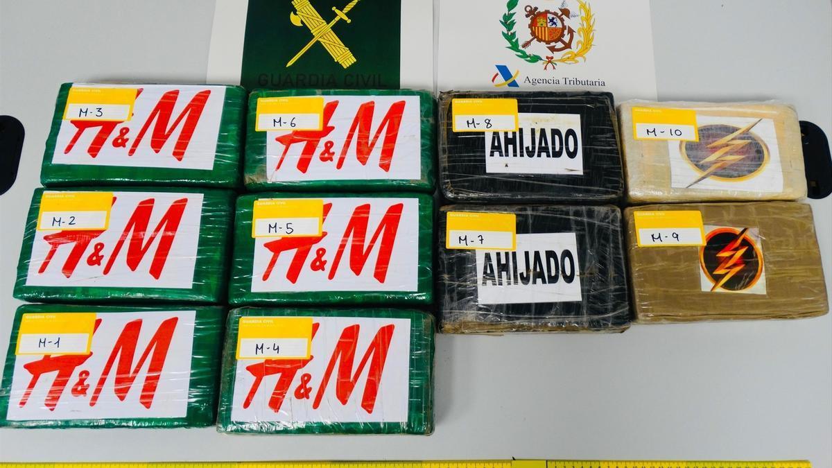 Los 10 paquetes de cocaína, de un kilo cada uno, detectados en el camión del hombre detenido en el puerto de Ibiza.