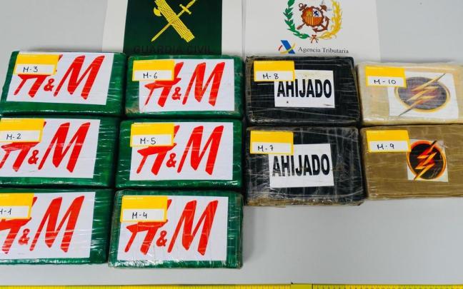 Los 10 paquetes de cocaína, de un kilo cada uno, detectados en el camión del hombre detenido en el puerto de Ibiza.