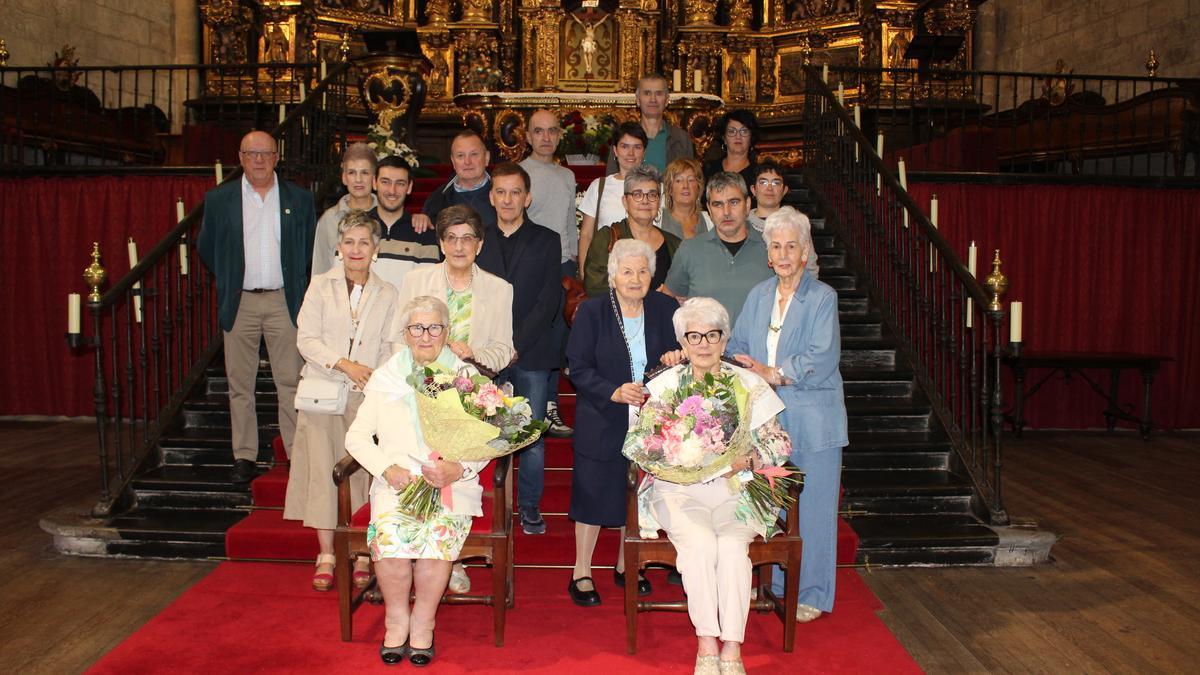 Margarita y Mª Jesús acompañadas de sus familiares tras el homenaje.