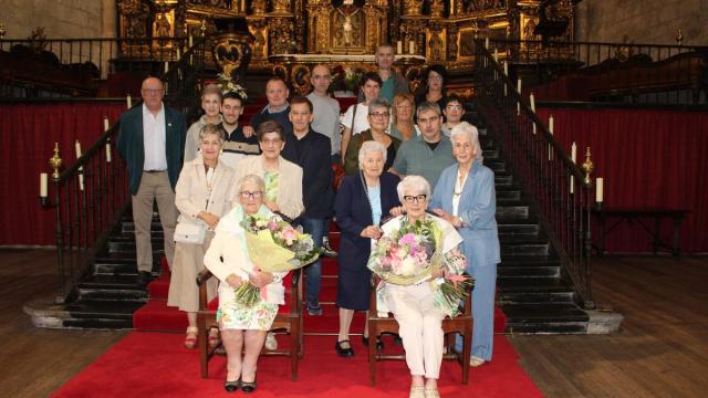 Margarita y Mª Jesús acompañadas de sus familiares tras el homenaje. / Anabel Dominguez. Margarita y Mª Jesús acompañadas de sus familiares tras el homenaje.