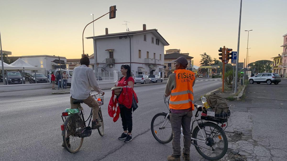 Sindicalistas de la Confederación General Italiana del Trabajo entregan información sobre derechos sindicales a un migrante indio.