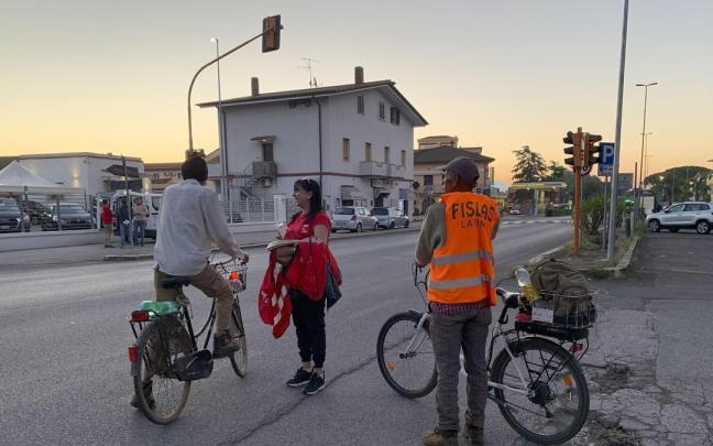 Sindicalistas de la Confederación General Italiana del Trabajo entregan información sobre derechos sindicales a un migrante indio.