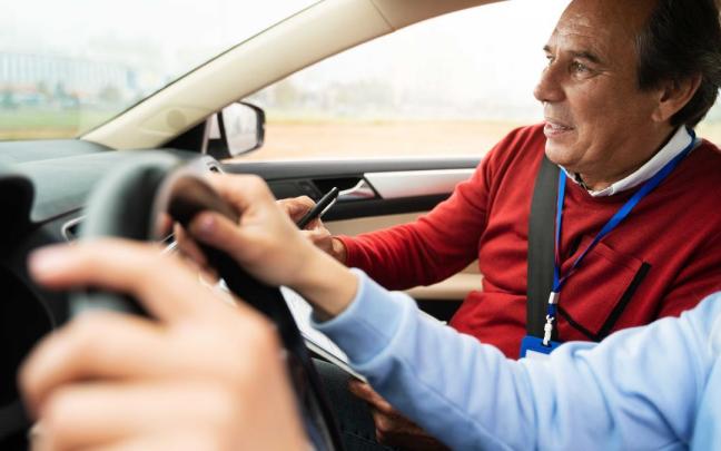 La Comición Europea quiere que se pueda aprender a conducir acompañado desde los 17 años
