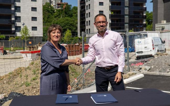 La alcaldesa y el consejero, tras la firma del convenio.