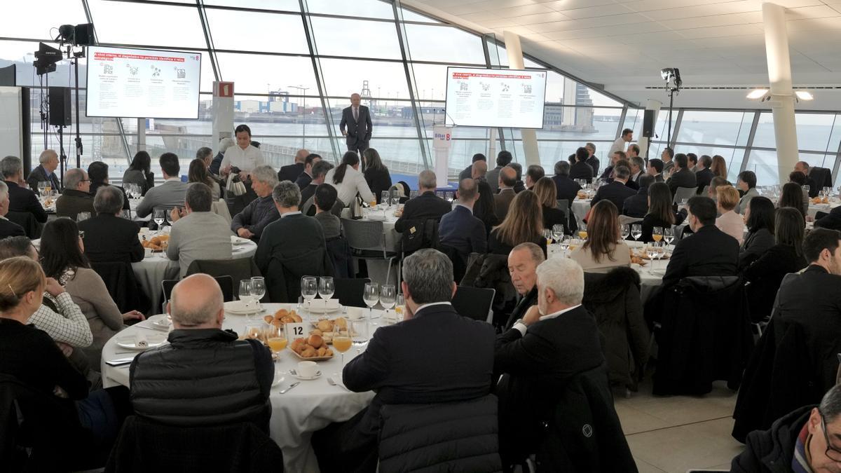 Barkala, durante su intervención esta mañana en la terminal de cruceros, con el Puerto al fondo.