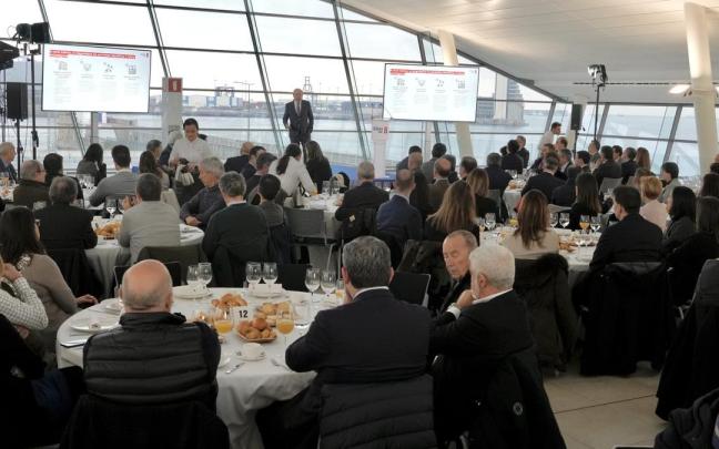 Barkala, durante su intervenci&oacute;n esta ma&ntilde;ana en la terminal de cruceros, con el Puerto al fondo.