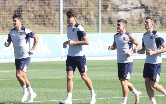 Ander Barrenetxea, junto a Zubimendi, Urko y Pacheco durante un entrenamiento en Zubieta. / IKER AZURMENDI
