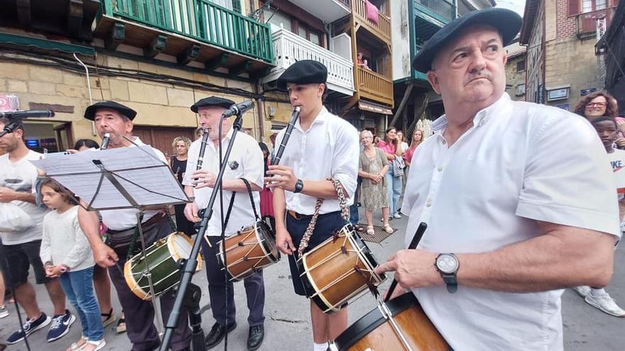 Txistularis en la plaza Santiago