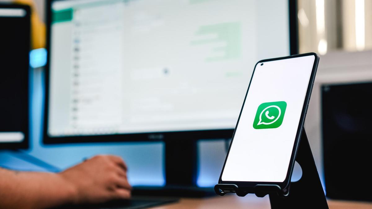 Un ordenador aparece vinculado a un móvil conectado a WhatsApp.