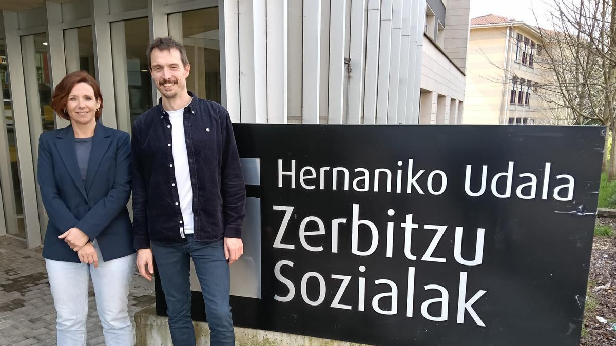 Oihane Zabaleta y el alcalde Xabier Lertxundi.