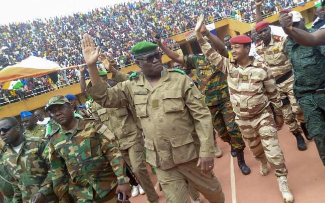 Miles de manifestantes a favor del golpe en Níger y en contra del ultimátum de la Cedeao