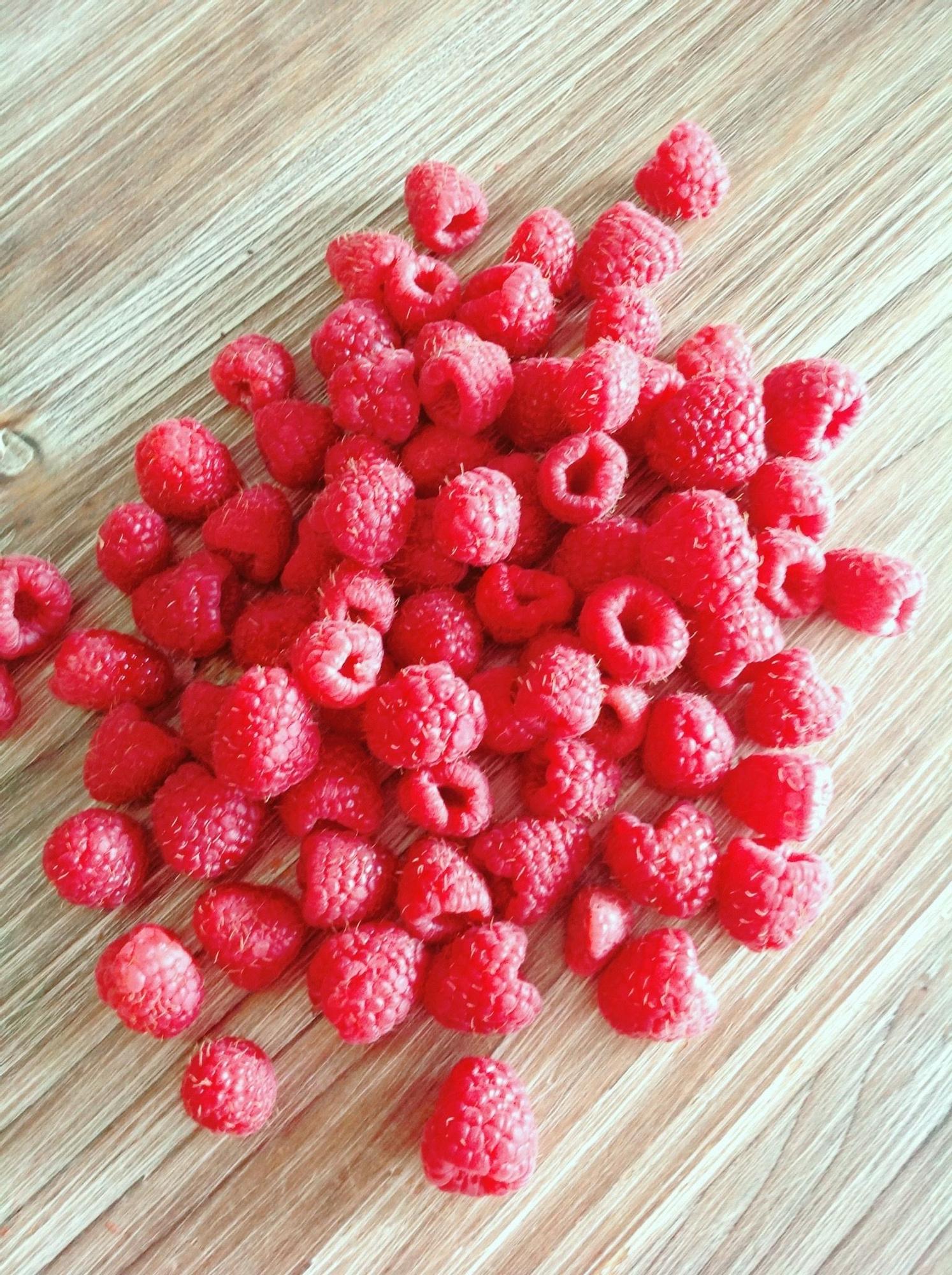 Las frambuesas son el ingrediente principal de esta tarta fría.