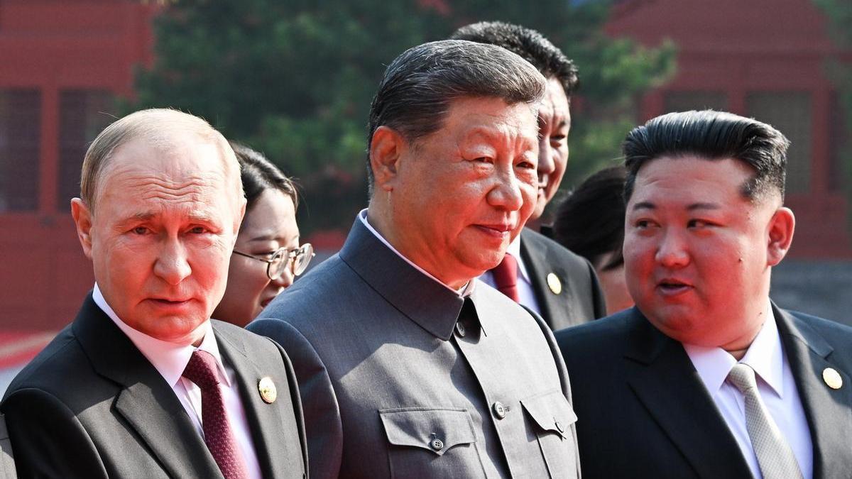 Vladimir Putin junto a Xi Jinping y Kim Jong Un (I-D) durante el desfile militar celebrado este miércoles en Pekín.