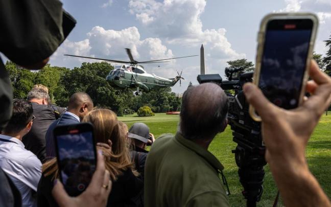 Los periodistas esperan a que el helicóptero de Biden aterrice en la Casa Blanca.