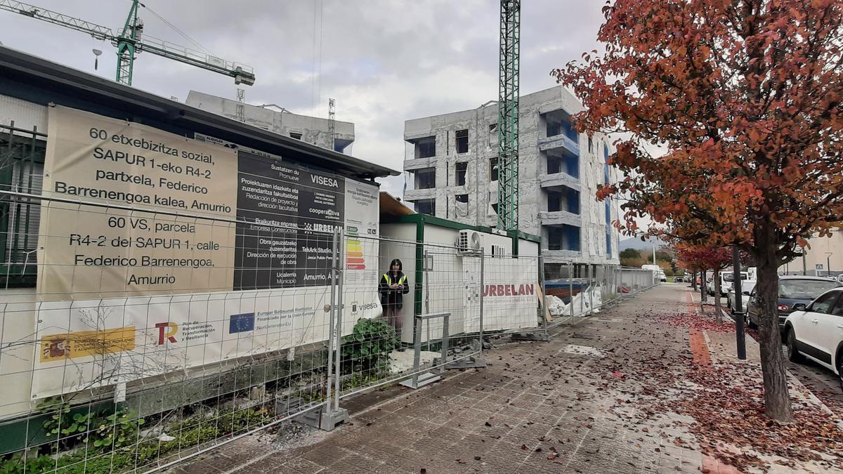 Detalle del exterior de la obra de la promoción de 60 pisos de alquiler social en los números 41, 43 y 45 de la calle Federico Barrenengoa