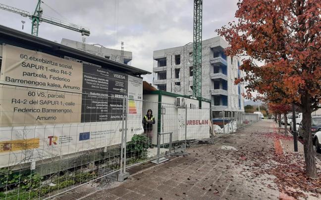 Detalle del exterior de la obra de la promoción de 60 pisos de alquiler social en los números 41, 43 y 45 de la calle Federico Barrenengoa