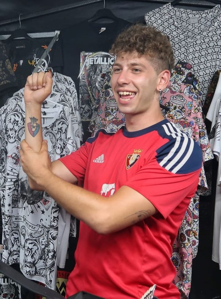 'Beto' posa con su tatuaje de Osasuna.