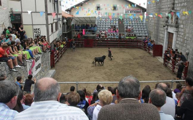 Los toros van a volver a jugar un lugar destacado en las fiestas de Itziar. / N.G. Los toros van a volver a jugar un lugar destacado en las fiestas de Itziar.