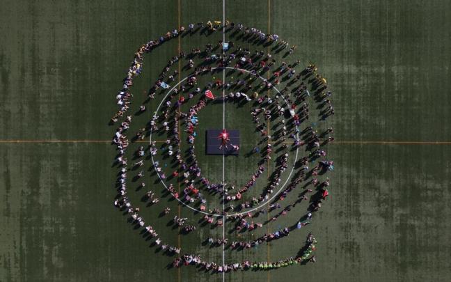 El desafío de 2026 consistió en crear una gran espiral humana