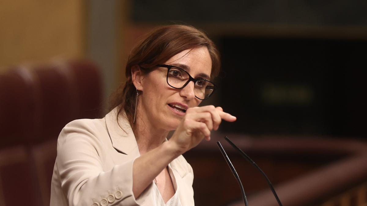 La ministra de Sanidad, Mónica García, interviene ante el pleno del Congreso de los Diputados.
