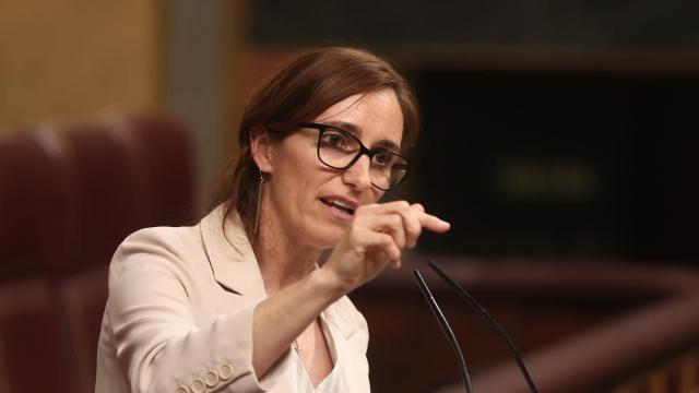 La ministra de Sanidad, Mónica García, interviene ante el pleno del Congreso de los Diputados.