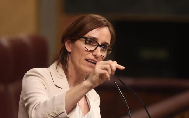 La ministra de Sanidad, Mónica García, interviene ante el pleno del Congreso de los Diputados.