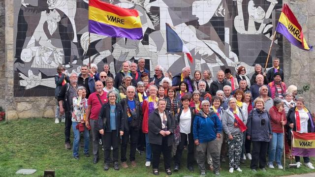 El grupo visitó la réplica del 'Guernica' / Pipergorri elkartea El grupo visitó la réplica del 'Guernica'