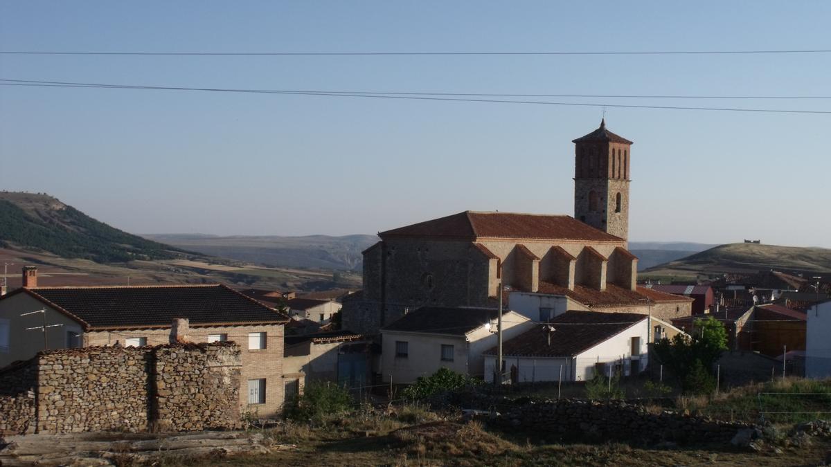 La iglesia de Santa Ana destaca sobre el caserío del pueblo.