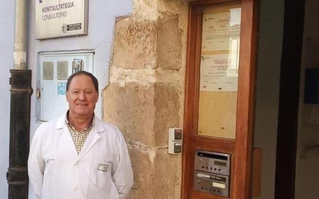 Bastida, delante de su consultorio en Peñacerrada.