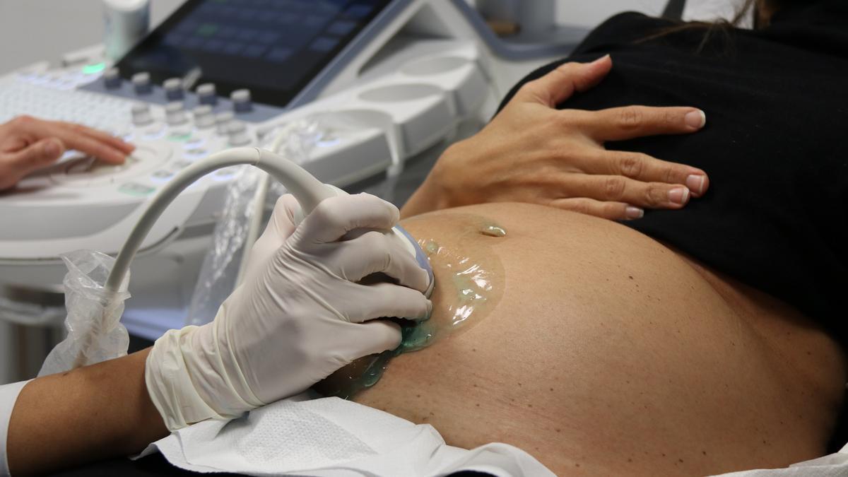 Una mujer embarazada en una consulta de ginecología.