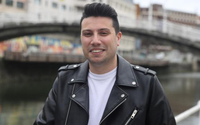 José Ángel Gómez, conocido como Defreds, posa en Bilbao con el puente de La Ribera de fondo. José Ángel Gómez, conocido como Defreds, posa en Bilbao con el puente de La Ribera de fondo.